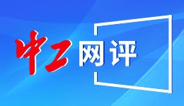 74岁导演带娃直播，妻子坐享其成，网友吵翻天